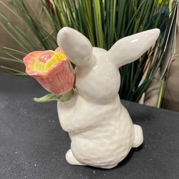 Easter Bunny Holding Pink & Yellow Flower Ceramic NEW - Picture 2 of 2